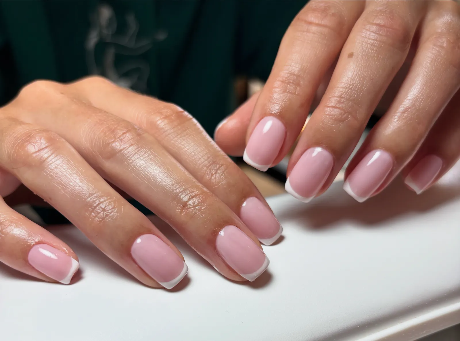 Met de hand afgewerkte French manicure bij IC Beauty